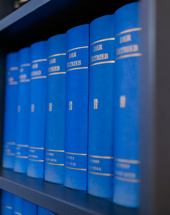 Blaue Buchrücken nebeneinander