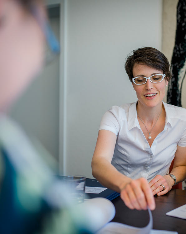 Eine Frau arbeitet an einem Schreibtisch