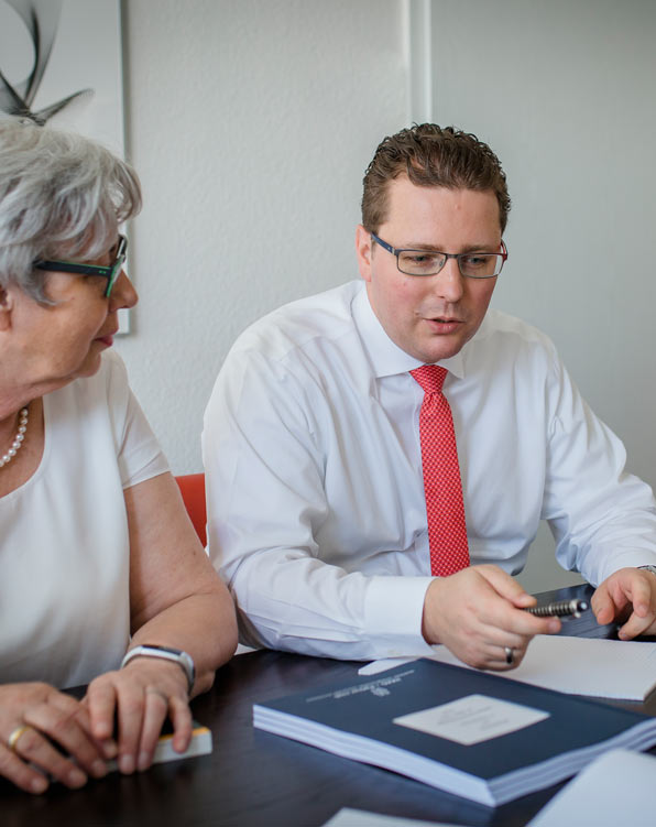 Personen arbeiten gemeinsam