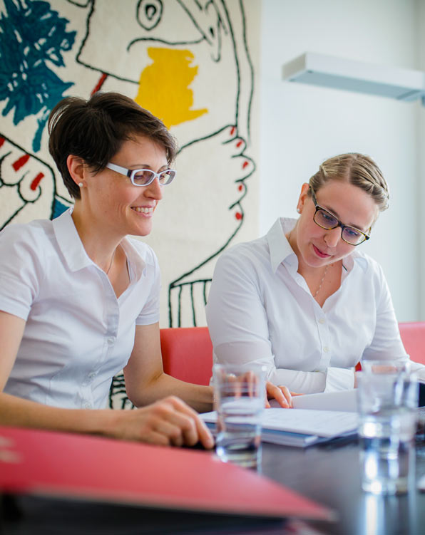 Personen arbeiten gemeinsam