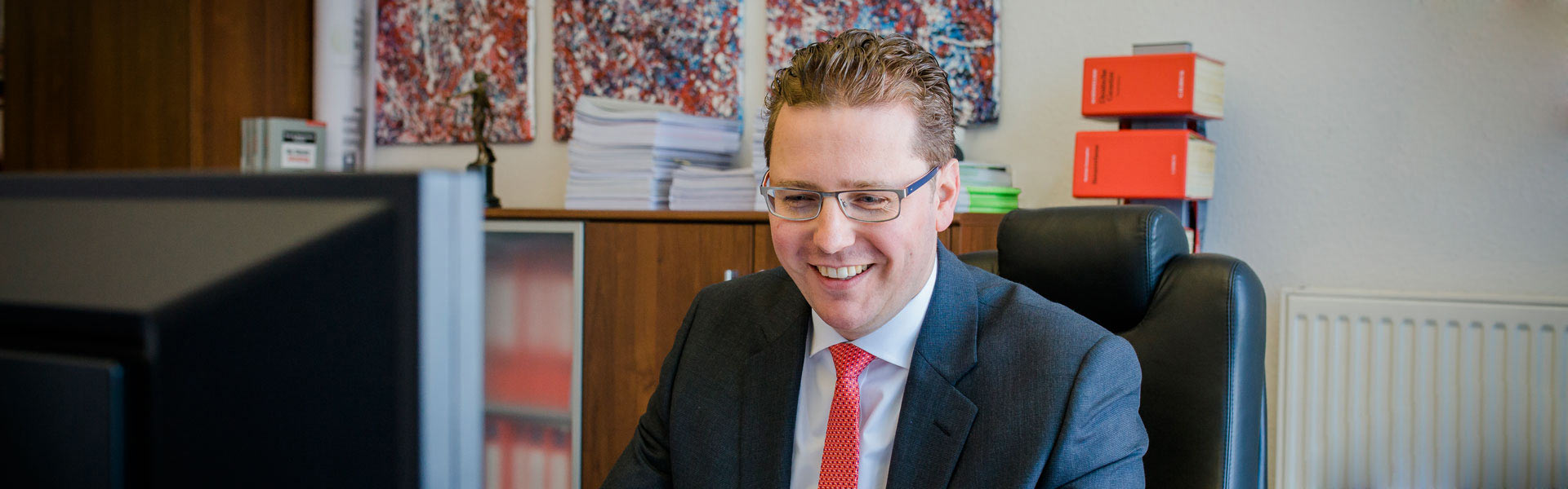 Steuerberater-Haag+Partner_mbB_einstieg_Marc-Dominik_Haag Ein Mann sitzt arbeitend an einem Computer