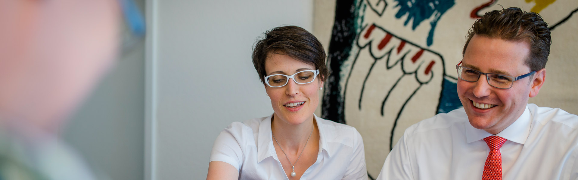 Personen arbeiten gemeinsam