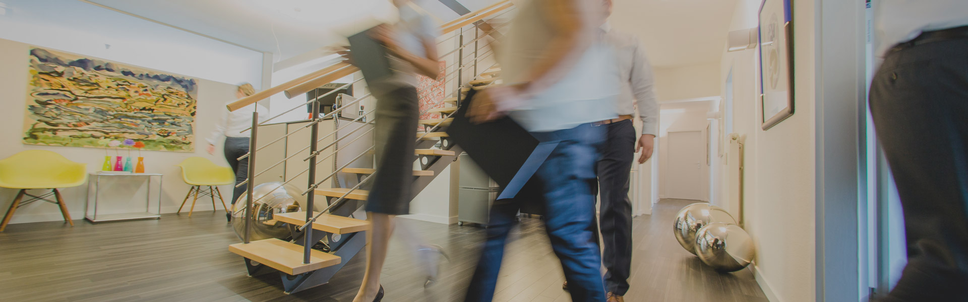 Steuerberater-Haag+Interessenvertretung Personen laufen durch ein Büro