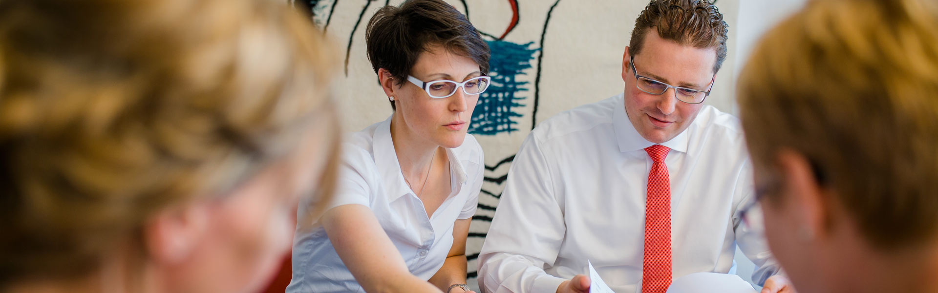 Steuerberater-Haag+Internat.-Steuerrecht Personen arbeiten gemeinsam