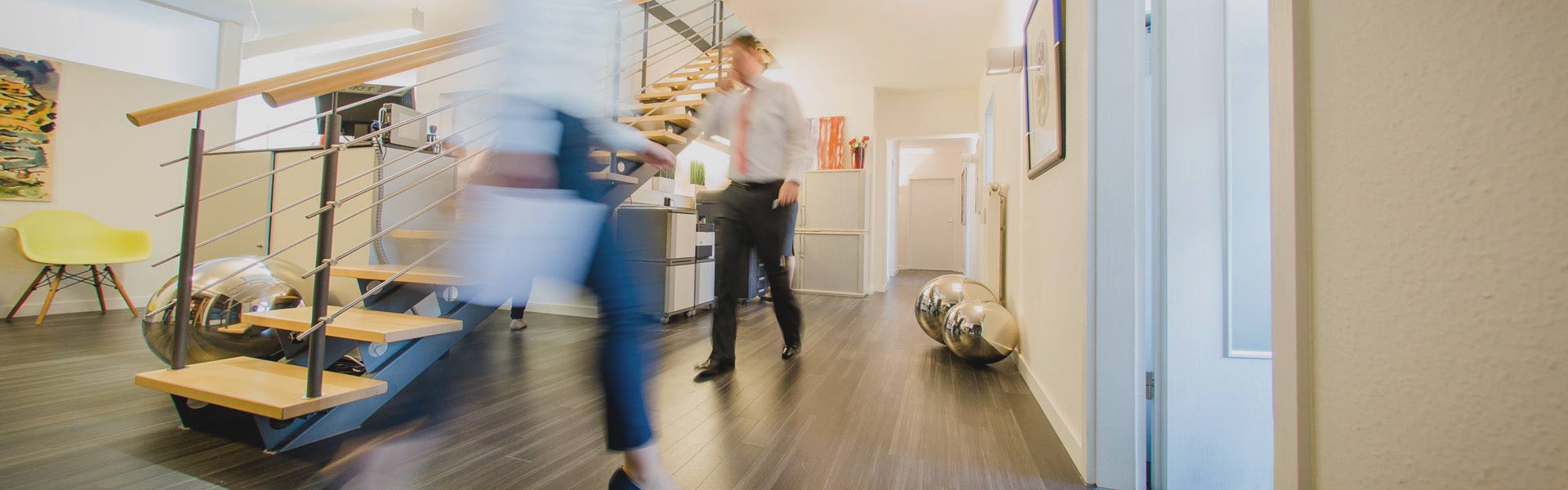 Personen laufen durch ein Büro