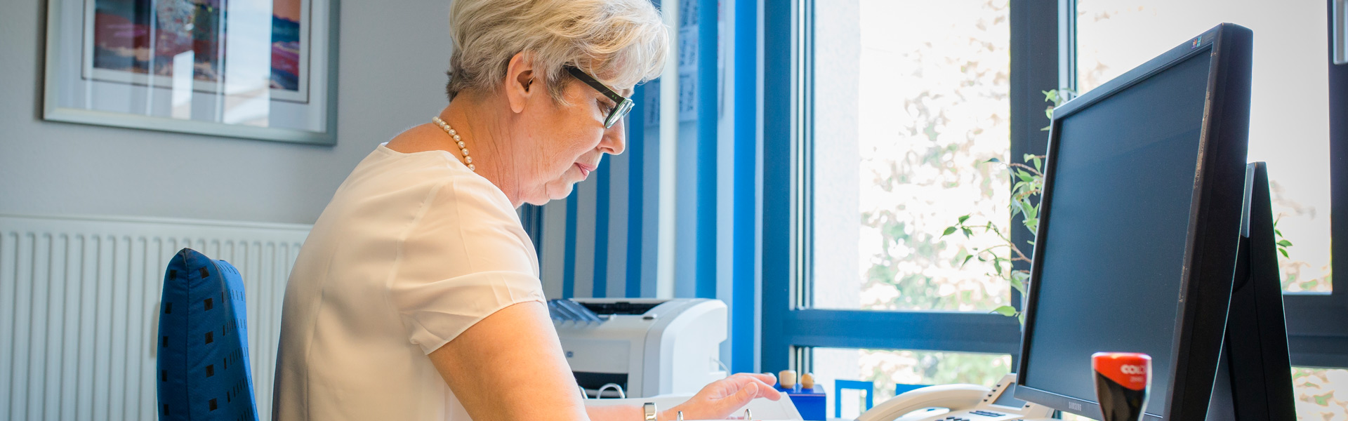 HAAG-Partner-Steuerberater-HAAGplus-Treuhand-Steuerberatungsgesellschaft-Lohnbuchhaltung Frau sitzt an einem Computer
