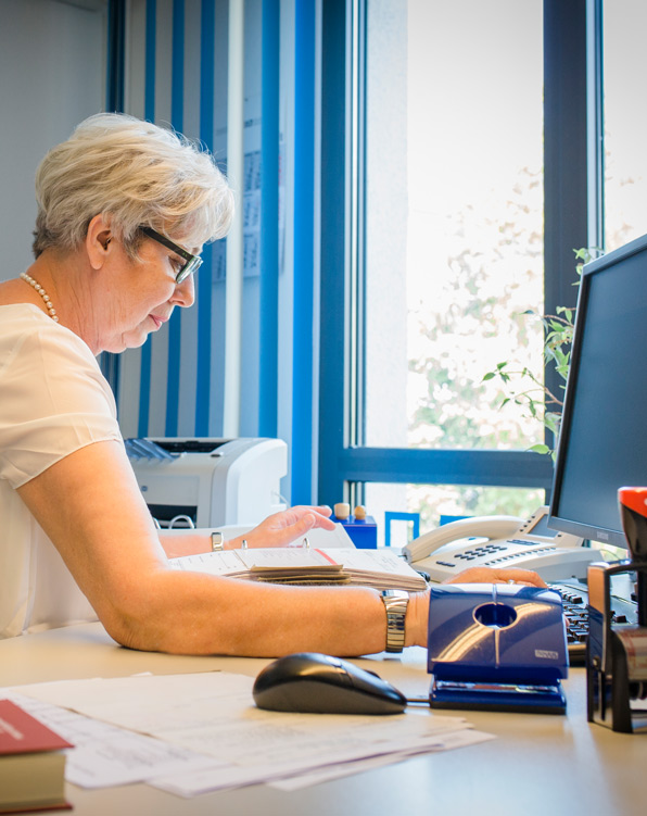 Eine Frau arbeitet an einem Schreibtisch