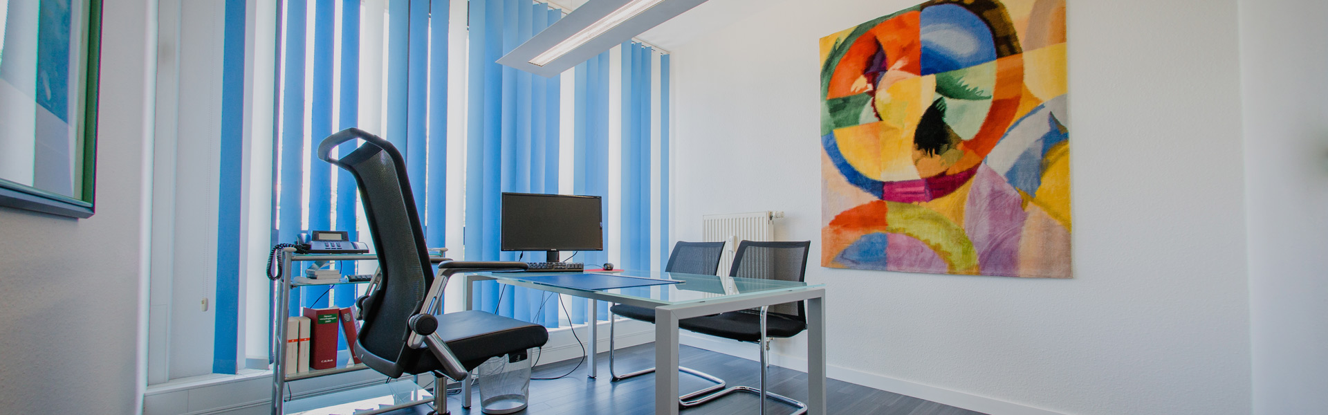 Steuerberater-Haag+Partner_mbB_Onlineratgeber Büro mit einem Schreibtisch und Stühlen