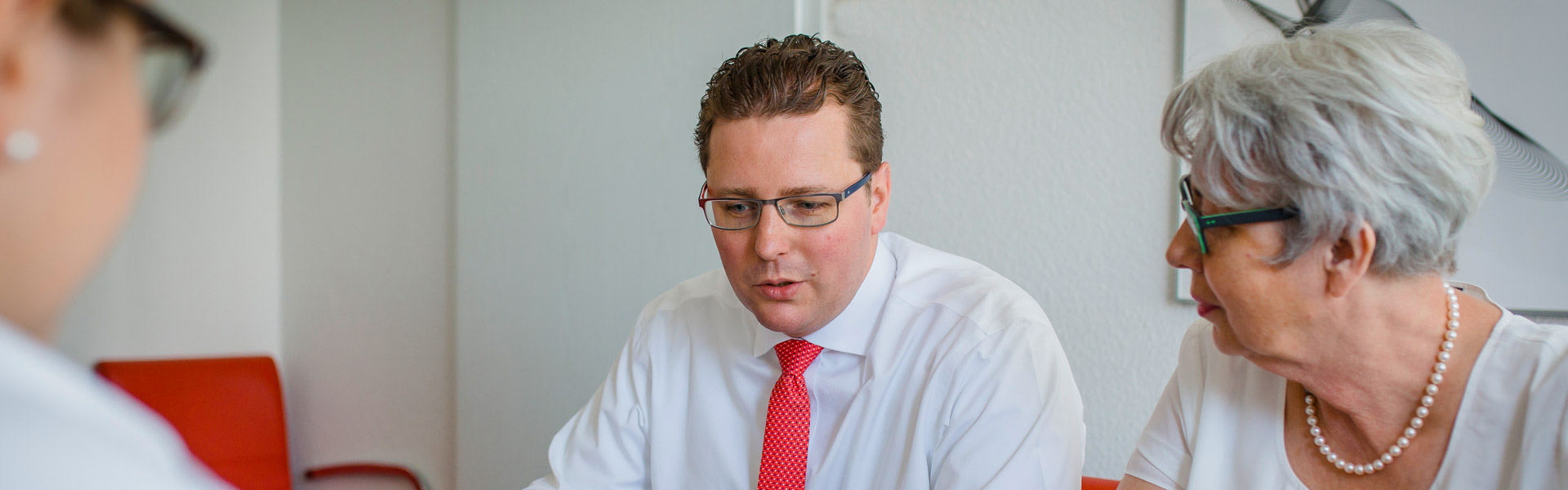 Steuerberater-HaagJahresabschluss Steuerberater sprechen miteinander