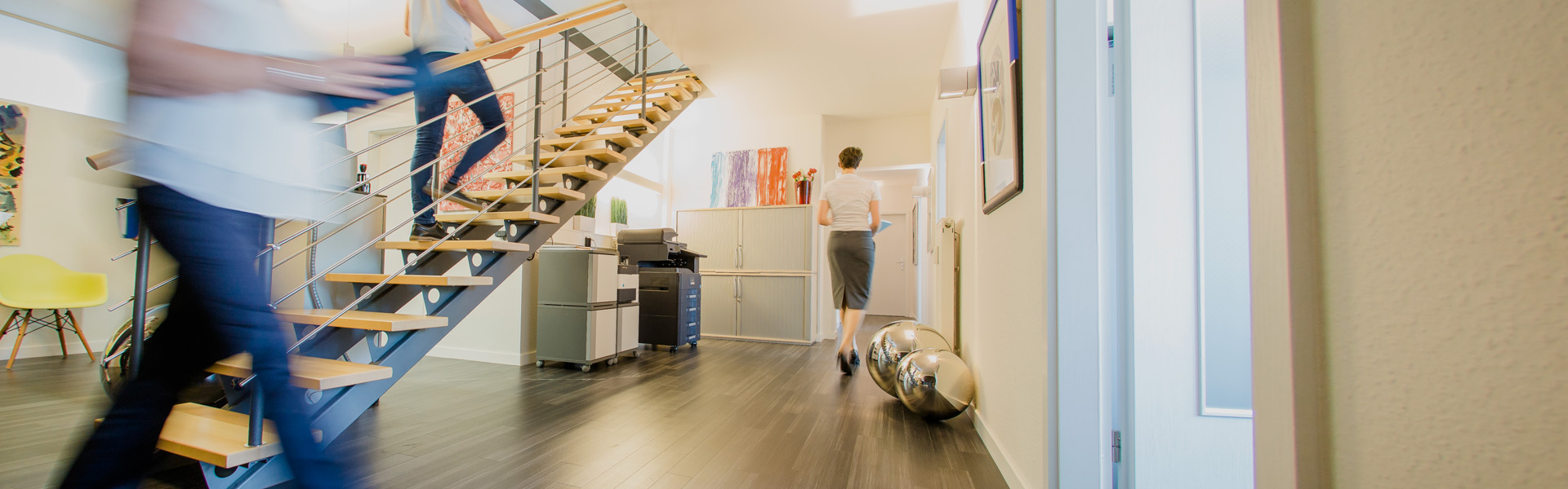 Personen laufen durch ein Büro
