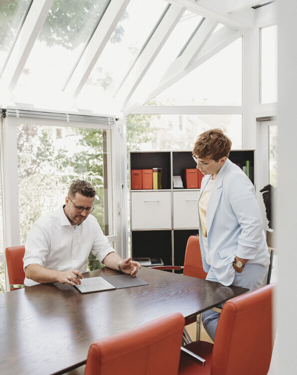 Personen arbeiten gemeinsam