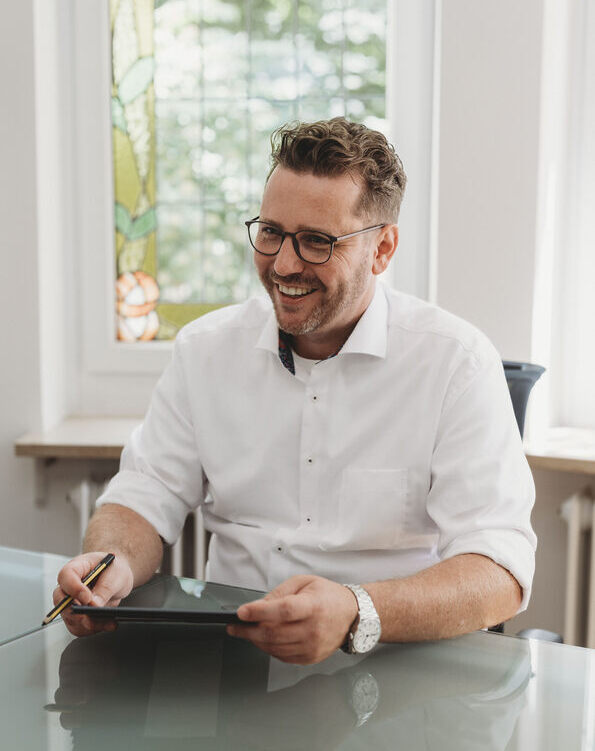Ein Mann führt ein Gespräch mit einer Frau