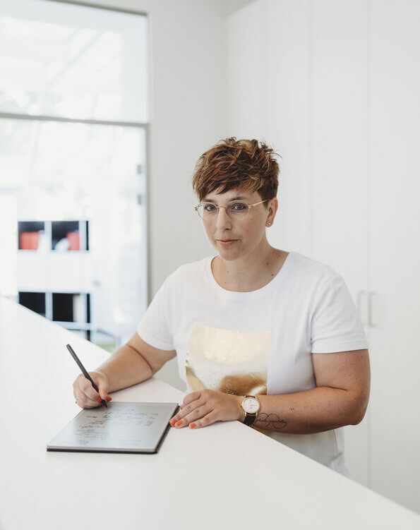 Eine Frau arbeitet an einem Schreibtisch