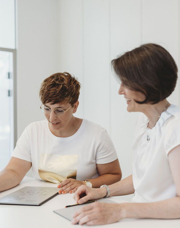 Ein Mann führt ein Gespräch mit einer Frau