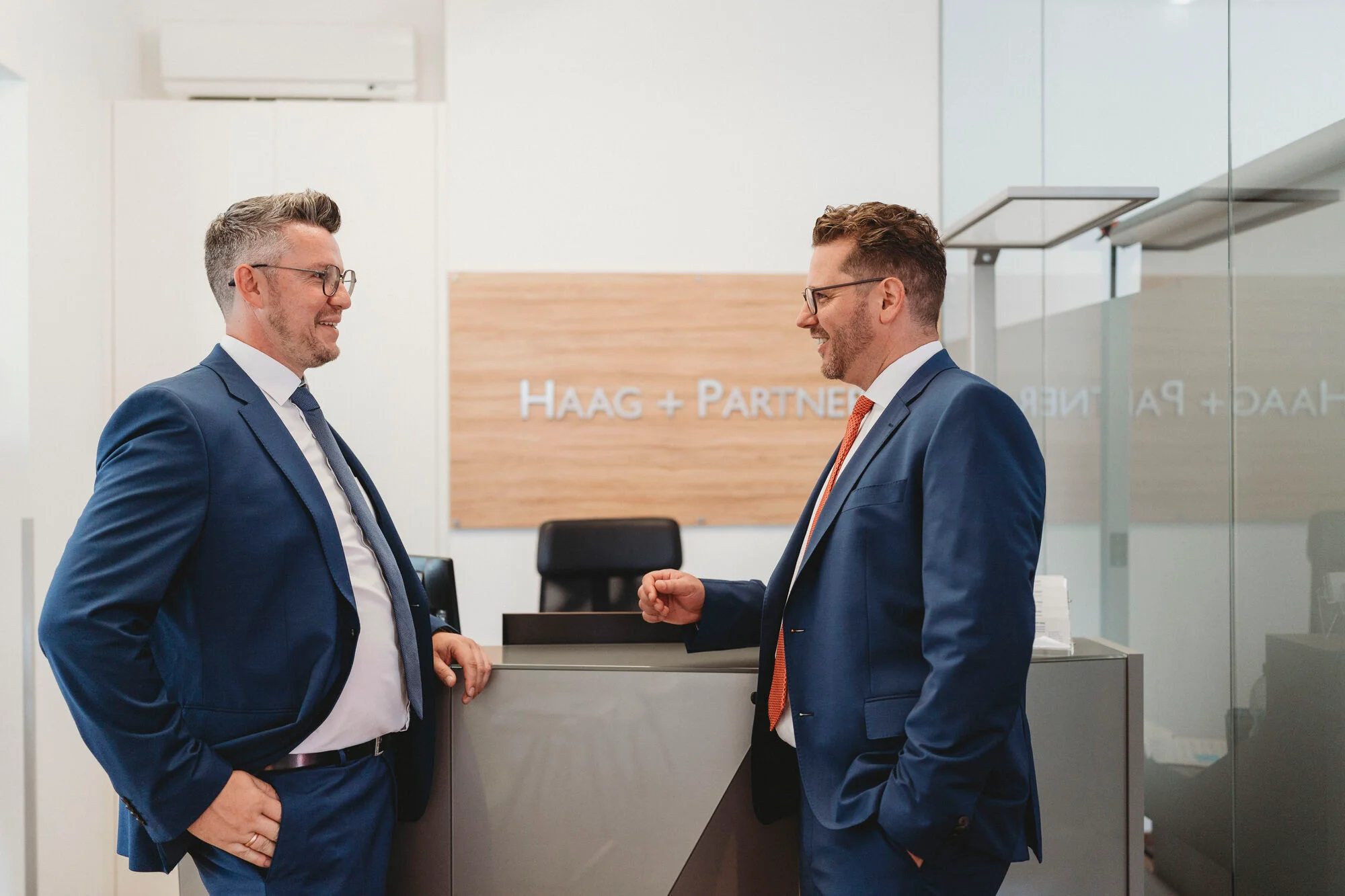 Zwei Männer stehen am Empfang