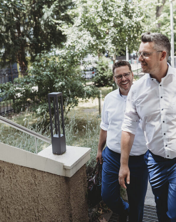 Personen arbeiten gemeinsam