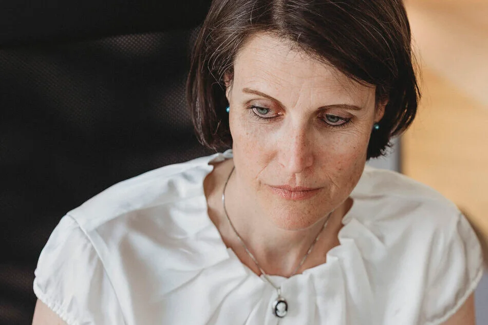 Eine Frau sitzt an einem Schreibtisch