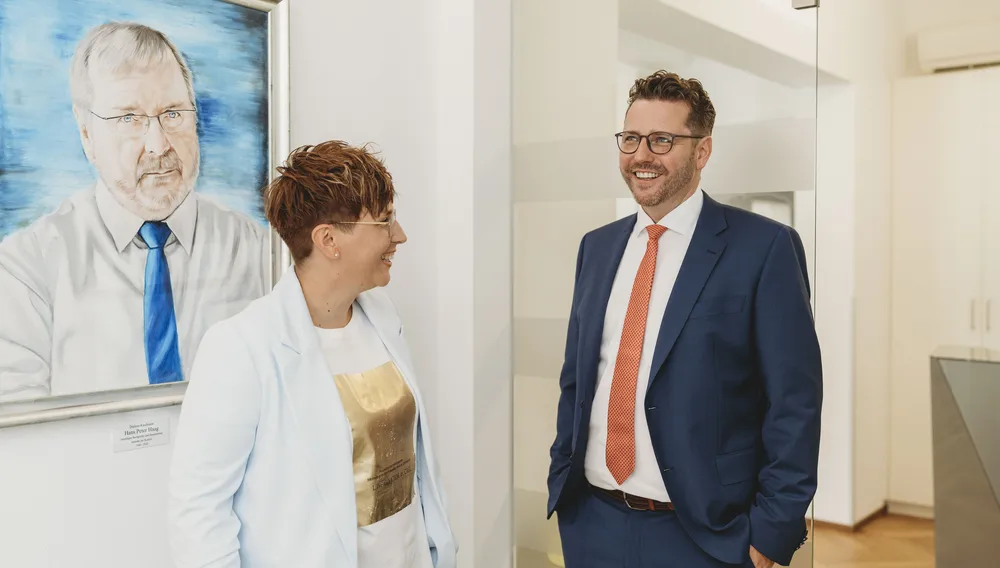 Erben von Haag + Partner vor einem Bild des Gründers