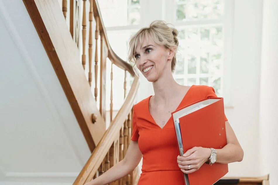 haag-partner-katjamiereck-treppe Frau geht eine Treppe herunter