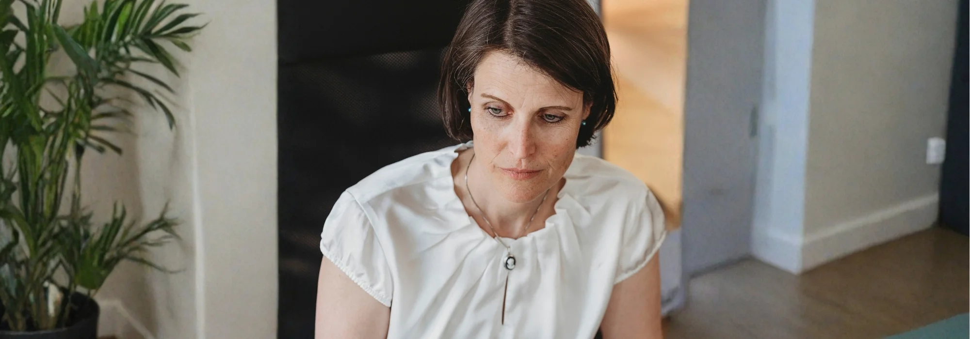 Eine Frau sitzt an einem Schreibtisch