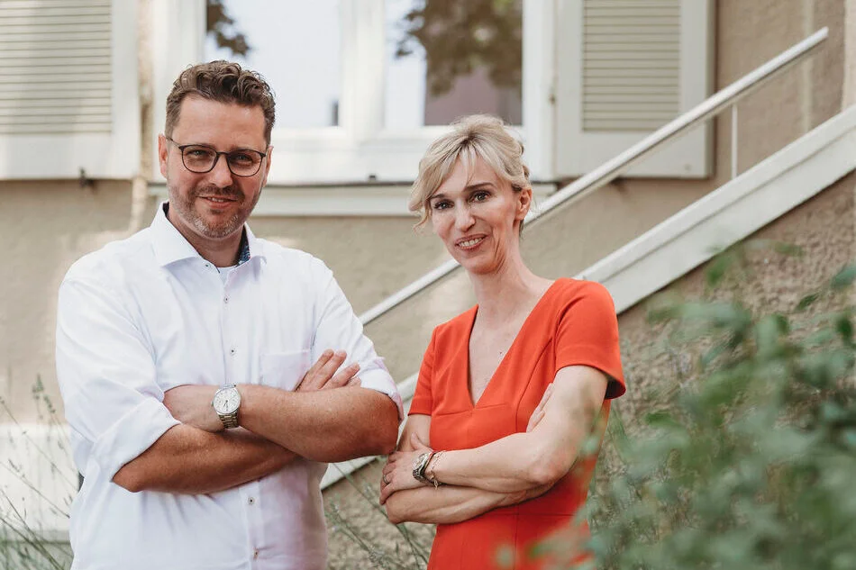 katja-marc-dominik-aussen Katja Miereck und Marc Dominik Haag stehen vor der Kanzlei