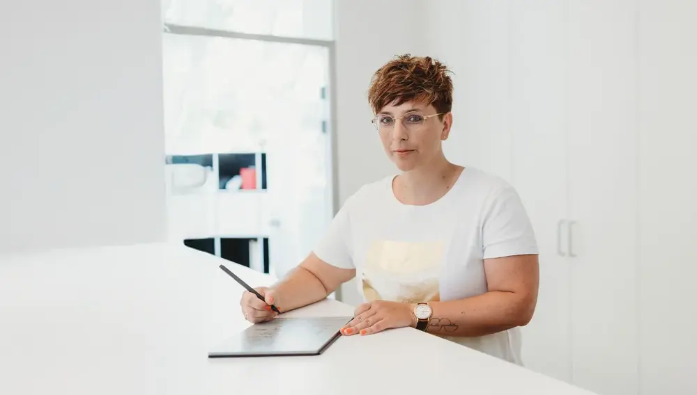 Marie Haag-Breiler an einem Tisch