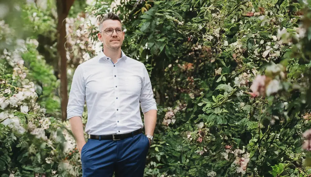 Sören Breiler im Außenbereich der Kanzlei